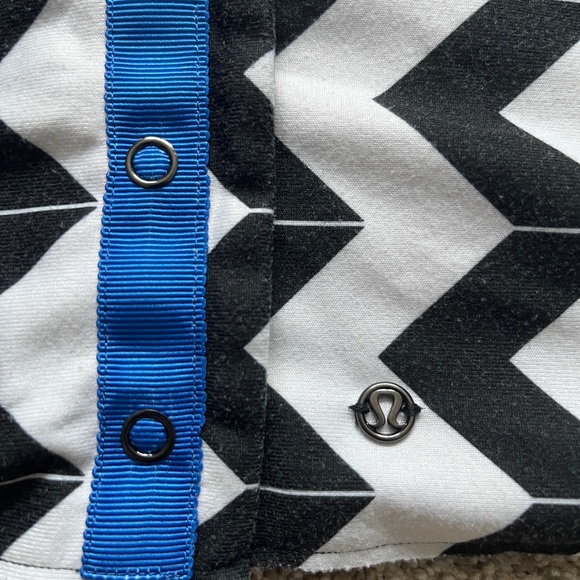 Lulu vinyasa scarf. Extra thick.  EUC. Chevron flips to solid black - Picture 3 of 3